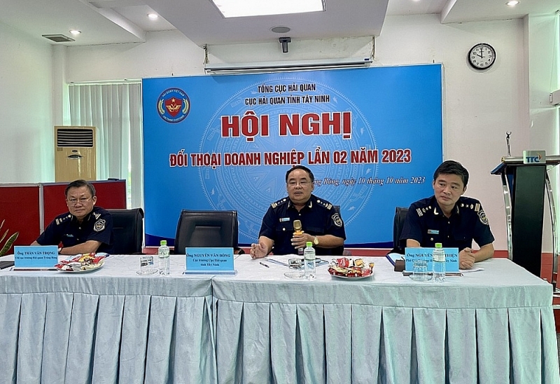 Director of Tay Ninh Customs Department Nguyen Van Bong discussed with businesses in Thanh Thanh Cong Industrial Zone at the conference. Photo: T.D