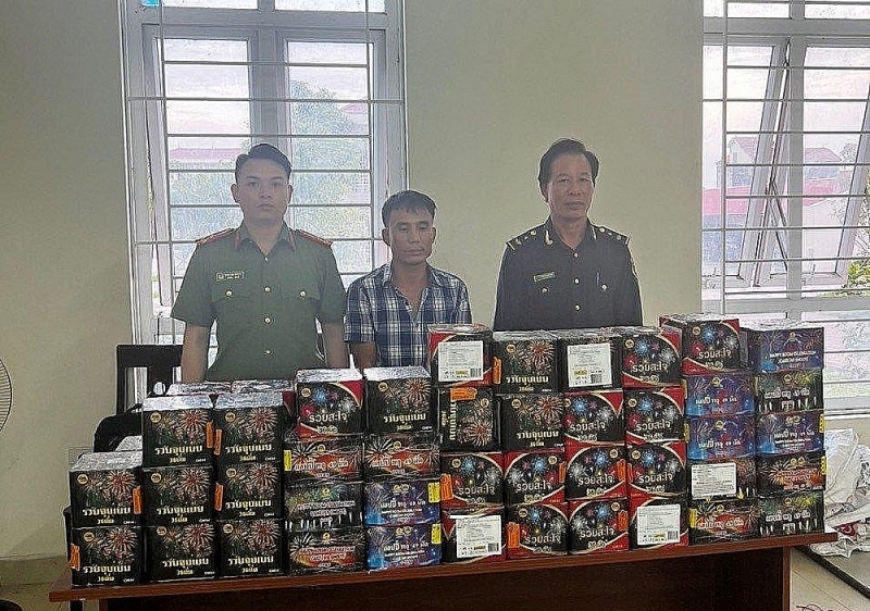 On July 30, 2022, Nghe An Customs coordinated with the Police force to arrest a person transporting 156 kg of fireworks.