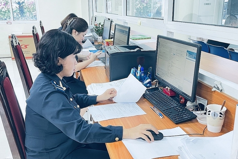 Customs officers of Gia Thuy Customs Branch at work. Photo: N.L