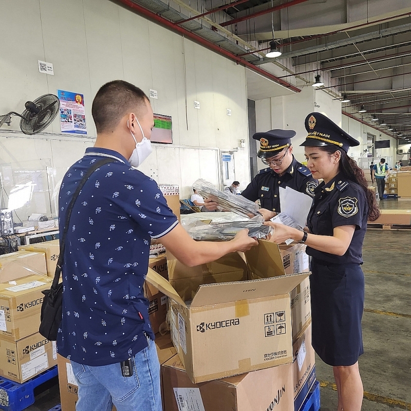 Officials of Noi Bai International Airport Customs Branch inspect import and export goods.