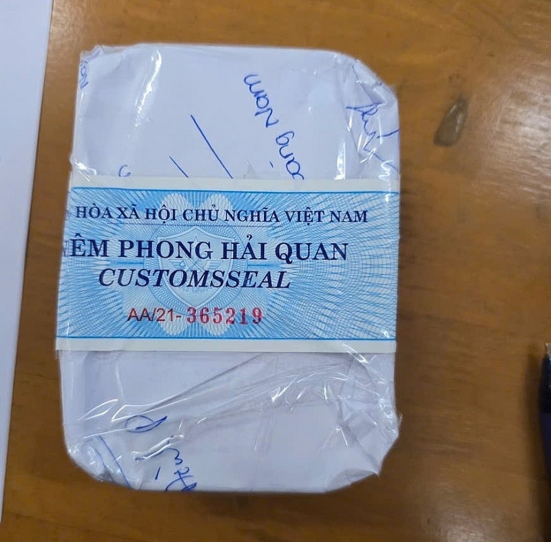 The smuggled diamonds were sealed by Tan Son Nhat International Airport Customs and handed over to the police.