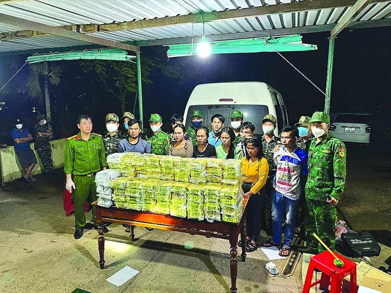 Offenders and exhibits in the seizure of 100 kg of drugs conducted by Quang Tri Customs in coordination with State authorities in March 2024. Photo: Quang Tri Customs.