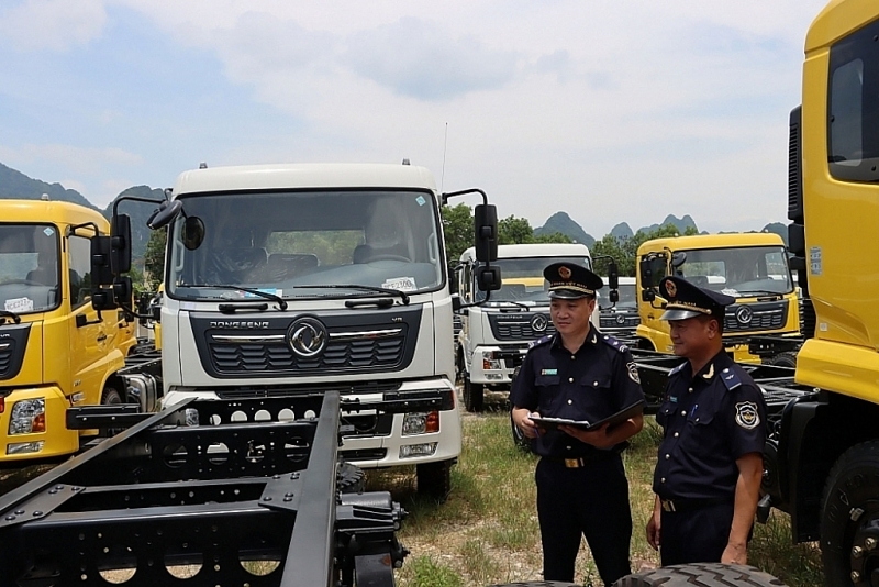 Imported automobiles are one of the items that contribute greatly to the budget collection. Photo: T.Binh.