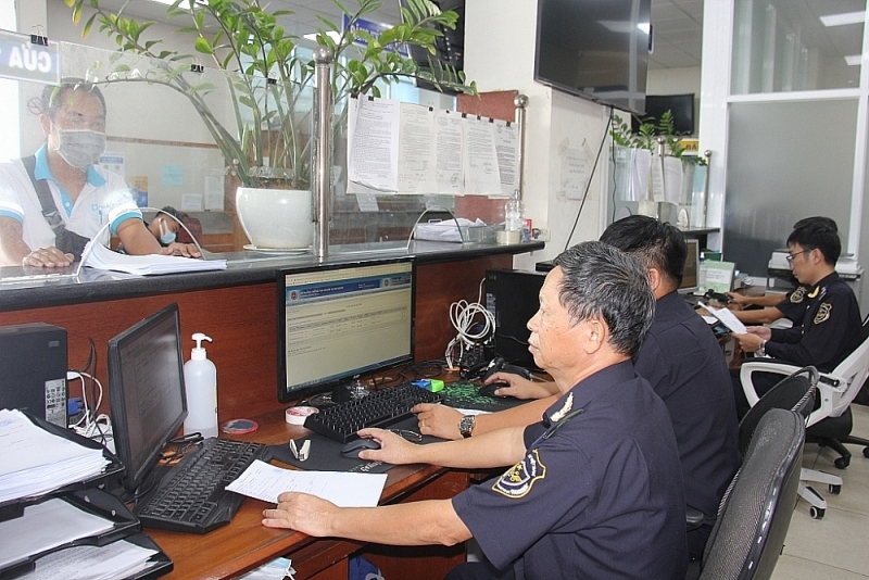 Professional activities at Customs Enforcement Team of Sai Gon port area 1 Customs Branch. Photo: T.H